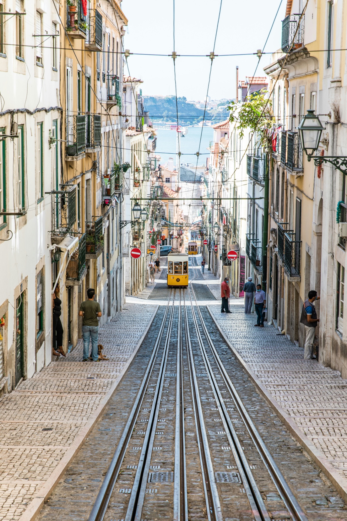 Rua típica de Lisboa com elétrico amarelo