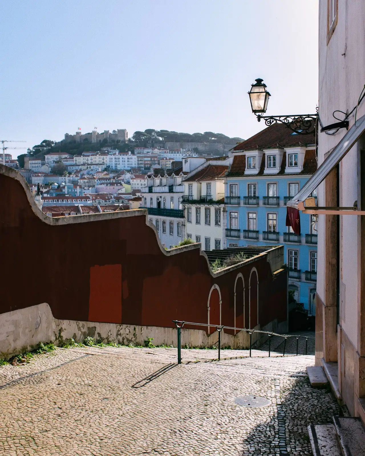 Aperto de mão entre profissionais em rua reabilitada